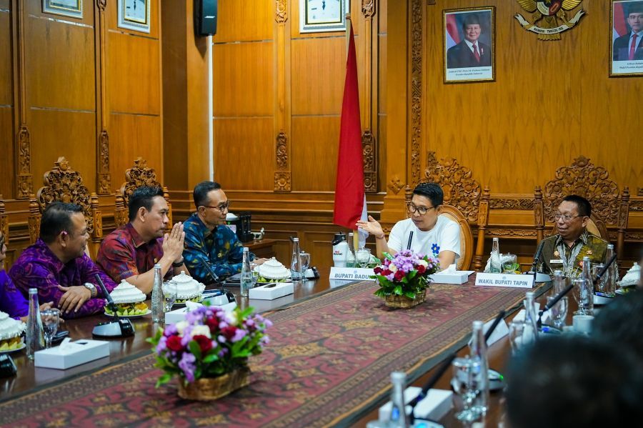 Bupati Badung I Wayan Adi Arnawa menerima kunjungan Wakil Bupati Kabupaten Tapin, Provinsi Kalimantan Selatan, Hj. Juanda, beserta jajaran di Ruang Tamu Bupati Badung, Puspem Badung, Bali, Selasa (28/7/2026). (foto/adi)