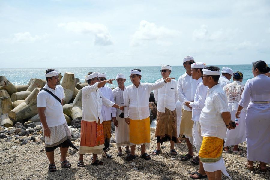 podiumnews.com-Bupati Badung Doakan Pariwisata Bali Saat Pujawali di Pura Luhur Uluwatu