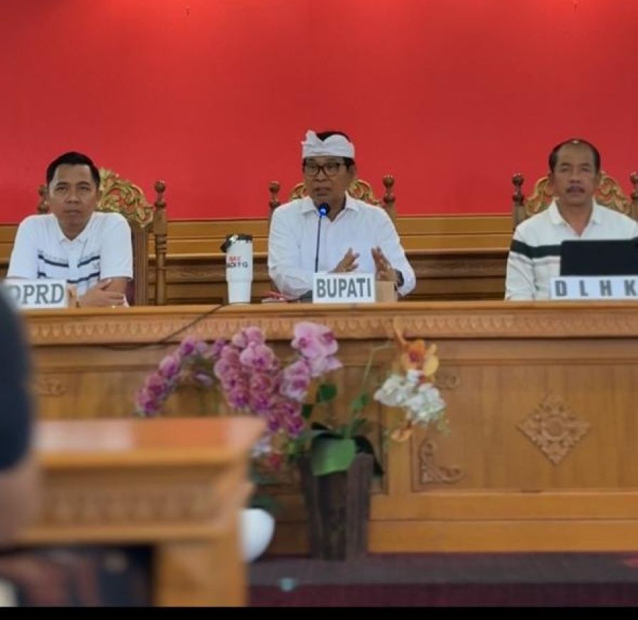 Bupati Badung Wayan Adi Arnawa saat sosialisasi penataan Taman Desa Sangeh dan sentra kompos di Kantor Desa Sangeh, Sabtu (11/4/2026). (foto/sukadana)