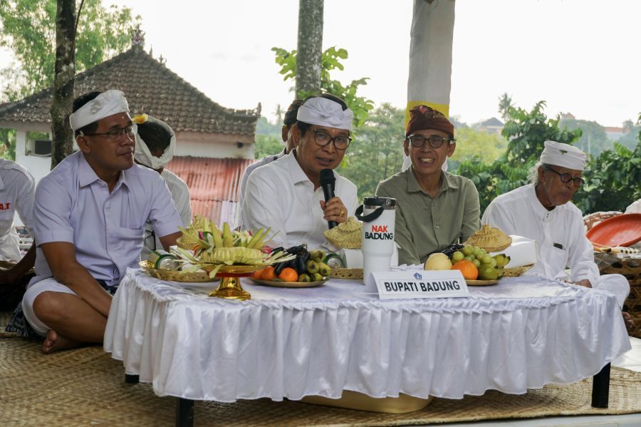 Bupati Badung I Wayan Adi Arnawa menghadiri karya di Pura Ulun Empelan Subak Aban, Darmasaba, Rabu (22/4/2026). (foto/sukadana)