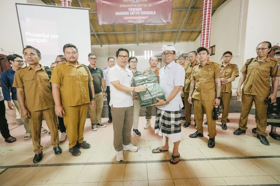 Bupati Badung I Wayan Adi Arnawa saat berdialog dengan tokoh masyarakat se-Dalung Permai di Balai Banjar Bhuana Asri, Kelurahan Kerobokan Kaja, Kuta Utara, Badung, Bali, Senin (16/3/2026). (foto/adi)