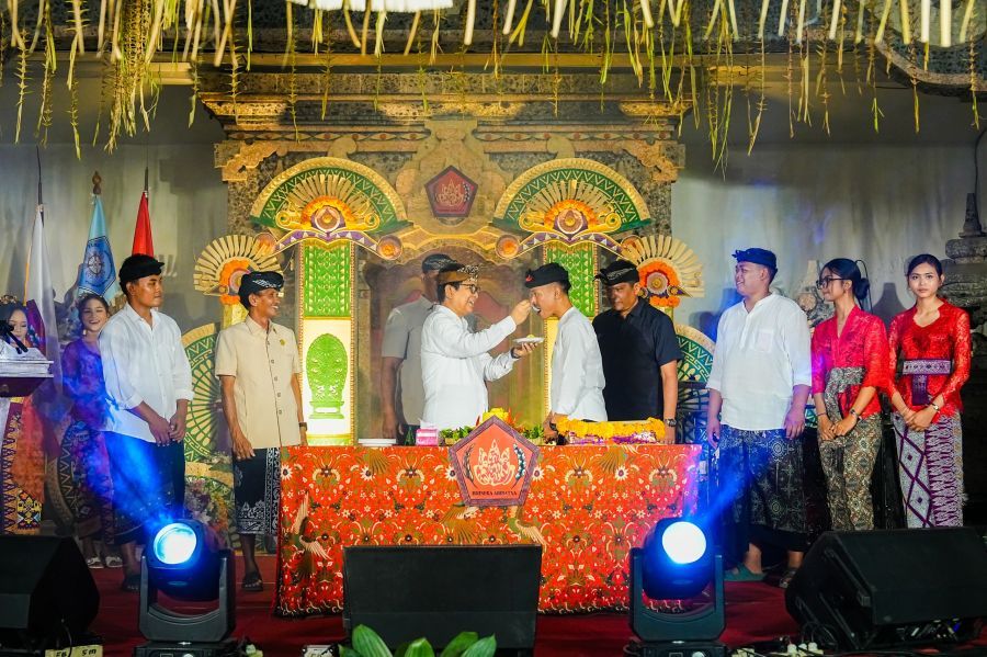 Bupati Badung I Wayan Adi Arnawa hadiri HUT Ke-3 STT Bhineka Abisatya, Banjar Tuka, Desa Dalung di Gedung Serba Guna Neka Wiguna Mandala Tuka, Dalung, KUta Utara, Badung, Bali, Minggu (16/8/2026). (foto/adi)