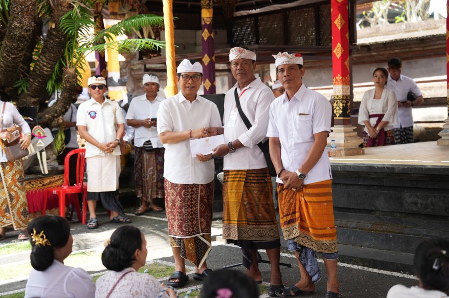 Bupati Badung I Wayan Adi Arnawa, menghadiri Karya Atma Wedana dan Manusia Yadnya Desa Adat Padonan di Pura Dalem Desa Adat Padonan, Kuta Utara, Badung, Bali, Rabu (15/4/2026). (foto/adi)