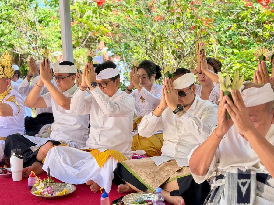 podiumnews.com-Bupati Badung Hadiri Karya Tawur Balik Sumpah di Pura Luhur Uluwatu