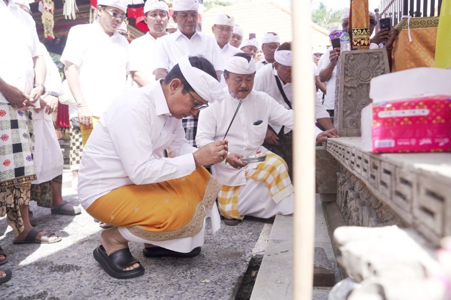 podiumnews.com-Bupati Badung Hadiri Melaspas, Mendem Pedagingan di Pura Gede Batur