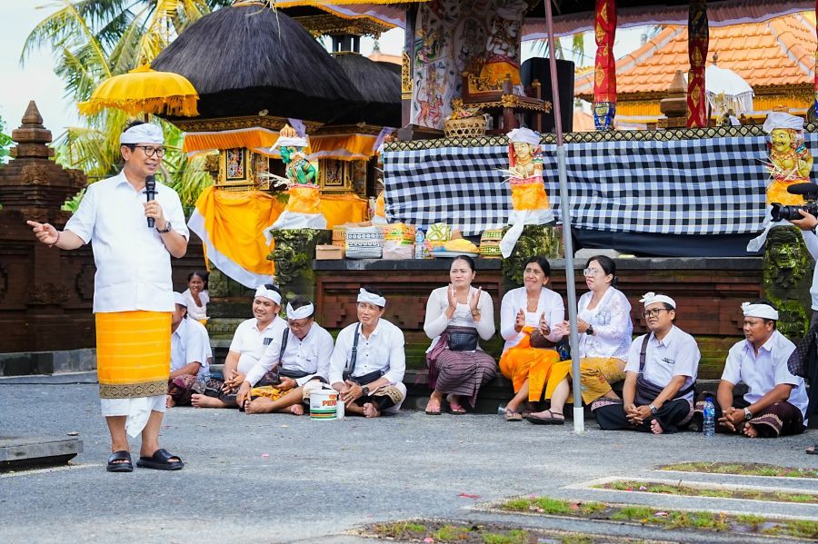 Bupati Badung I Wayan Adi Arnawa saat menghadiri upacara melaspas Pura Desa Kelod, Pura Penataran, Pura Pengulun Subak Tungkub Lanyahan Desa Kekeran, Kecamatan Mengwi, Badung, Bali, Selasa (3/3/2026). (foto/adi)