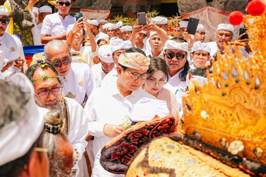Bupati Badung, I Wayan Adi Arnawa saat menjadi upasaksi dalam rangkaian Karya Ngodak Pelawatan Ida Sesuhunan di Pura Dalem Bebalang, Desa Adat Carangsari, Kecamatan Petang, Badung, Bali, Rabu (25/3/2026). (foto/adi)