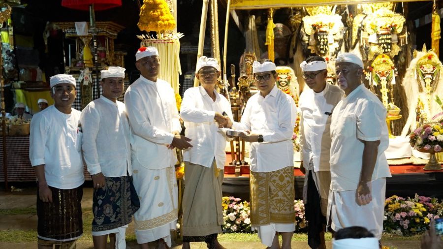 podiumnews.com-Bupati Badung Hadiri Puncak Piodalan di Pura Dalem Puri Bongkasa