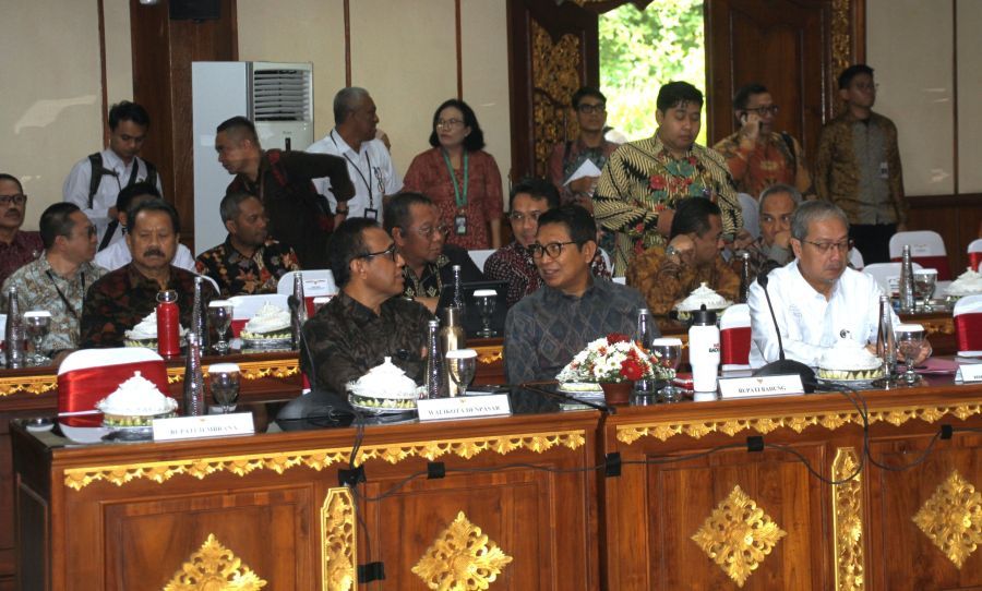 Bupati Badung I Wayan Adi Arnawa menghadiri Rakor Tingkat Menteri terkait Pengembangan Wilayah Bali di Gedung Wiswa Sabha Utama, Kantor Gubernur Bali, Denpasar, Bali, Senin (20/7/2026). (foto/adi)