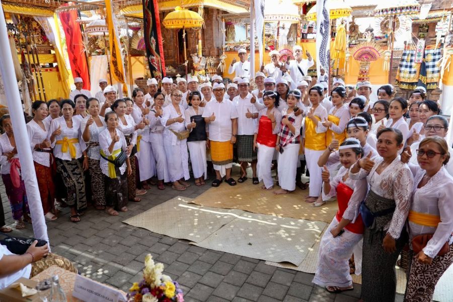 Bupati Badung I Wayan Adi Arnawa menghadiri uleman Karya Mamungkah, Ngenteg Linggih, Mupuk Pedagingan, dan Pedudusan Alit di Pura Kayu Gede Kastuba, Banjar Gadon, Kerobokan Kaja, Kuta Utara, Badung, Bali, Kamis (30/7/2026). (foto/adi)