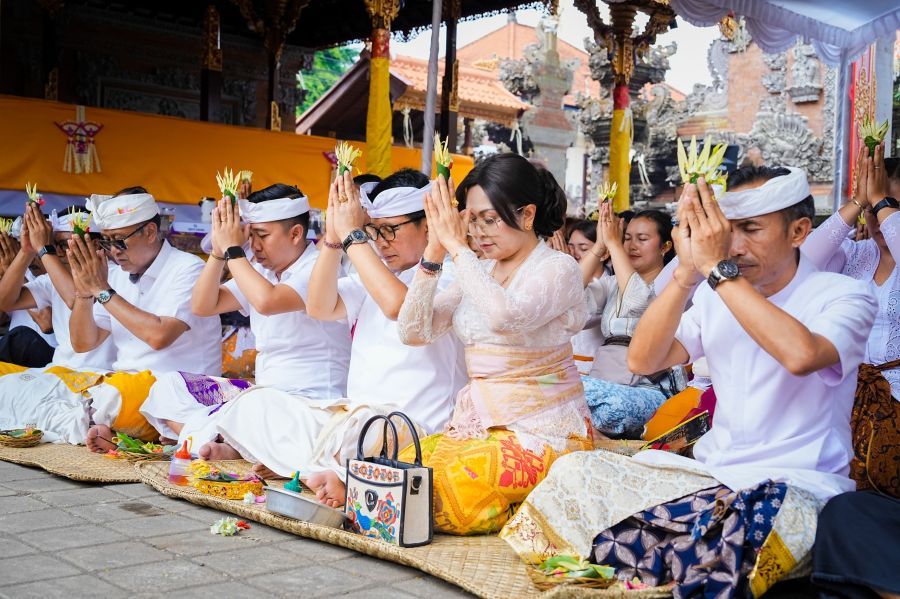 Bupati Badung I Wayan Adi Arnawa didampingi Nyonya Rasniathi Adi Arnawa saat mendem pedagingan di Pelinggih Puseh Meru Tumpang Pitu, di Pura Desa dan Puseh, Desa Adat Blahkiuh, Kecamatan Abiansemal, Badung, Bali, Selasa (17/2/2026). (foto/adi)