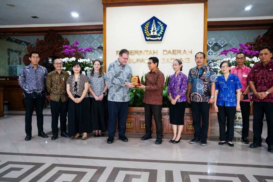 Bupati Badung I Wayan Adi Arnawa menerima kunjungan resmi delegasi Kedutaan Besar Inggris ke Puspem Badung, Bali, Jumat (21/8/2026). (foto/adi)
