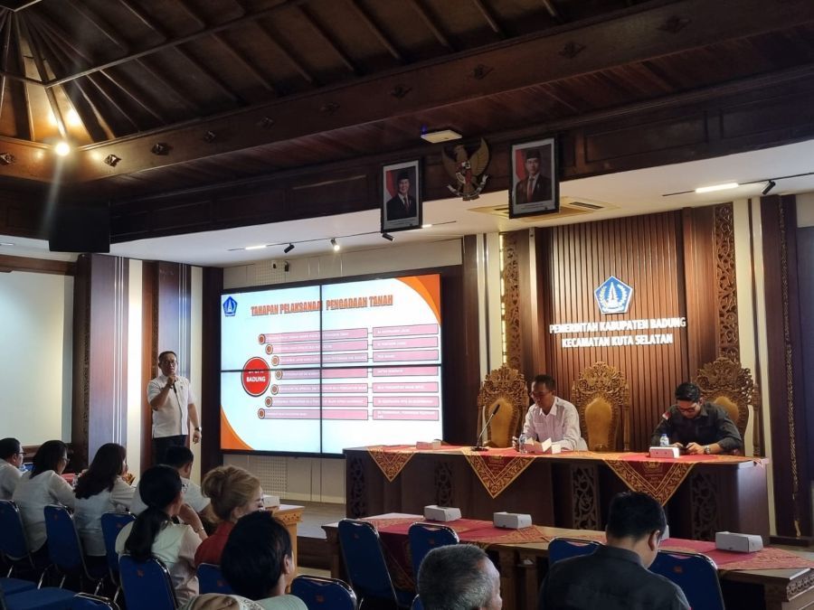 Dinas PUPR Badung melaksanakan sosialisasi lanjutan pengadaan lahan untuk tiga fase akhir JLS, yakni ruas Pedati–Pantai Balangan–Jimbaran, yang digelar di Aula Kantor Camat Kuta Selatan, Badung, Bali, Rabu (21/1/2026). (foto/adi)