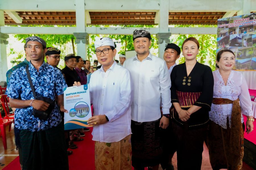 Bupati Badung I Wayan Adi Arnawa dan Wabup Bagus Alit Sucipta saat menyerahkan Program Bantuan Rumah Layak Huni kepada 210 penerima manfaat di Wantilan Pura Desa Bongkasa, Kecamatan Abiansemal, Badung, Bali, Jumat (31/10/2025). (foto/adi)