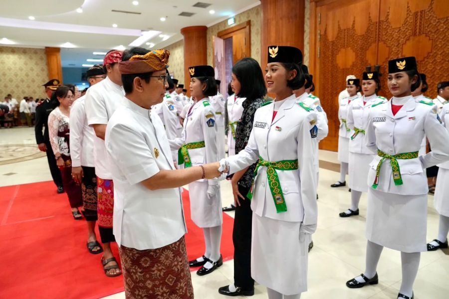 Bupati Badung I Wayan Adi Arnawa mengukuhkan Paskibraka Kabupaten Badung Tahun 2026 di Lobi Utama Balai Budaya Giri Nata Mandala, Puspem Badung, Bali, Jumat (14/8/2026). (foto/adi)