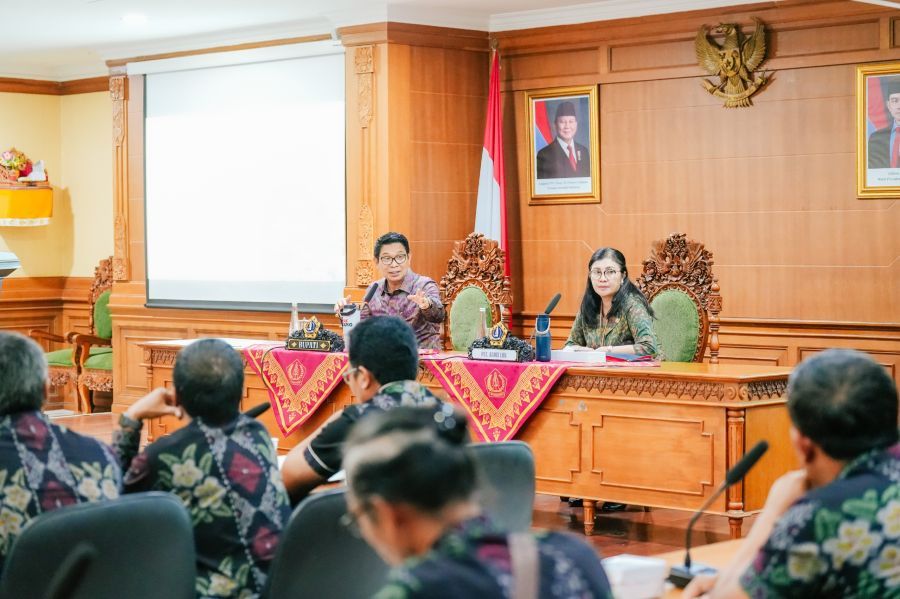 podiumnews.com-Bupati Badung Kumpulkan Camat, Lurah/Perbekel, dan Pengelola Sampah