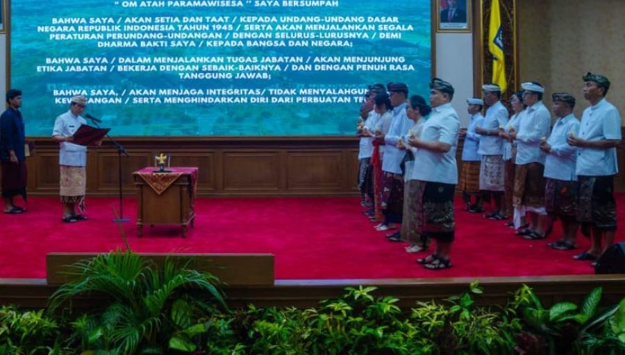 Bupati Badung I Wayan Adi Arnawa melantik dan mengambil sumpah jabatan 12 Pejabat Pimpinan Tinggi Pratama di Lingkungan Pemkab. Badung di Ruang Kertha Gosana, Puspem Badung, Bali, Kamis (30/4/2026). (foto/adi)