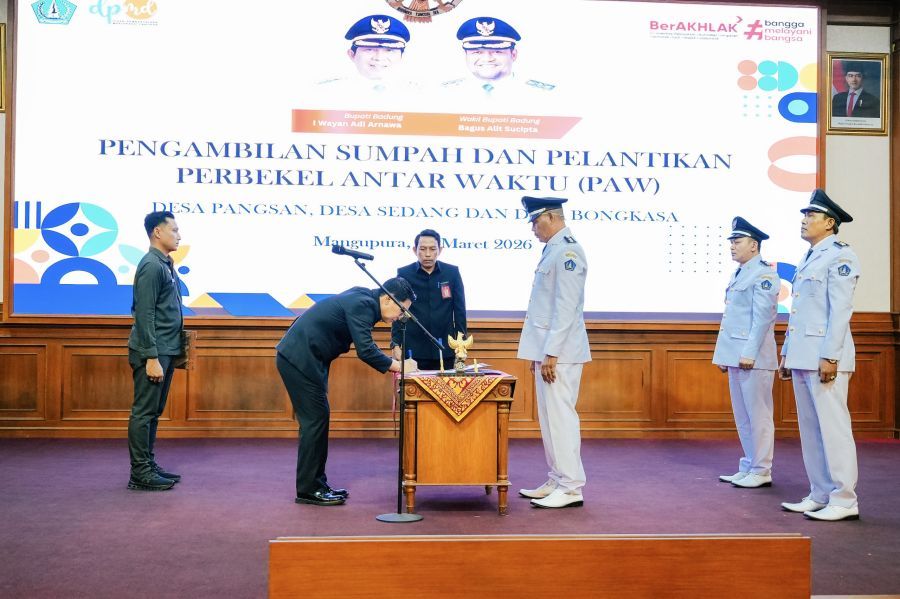 Bupati Badung I Wayan Adi Arnawa saat melantik Perbekel Antar Waktu di Ruang Kertha Gosana Puspem Badung, Bali, Selasa (31/3/2026). (foto/adi)