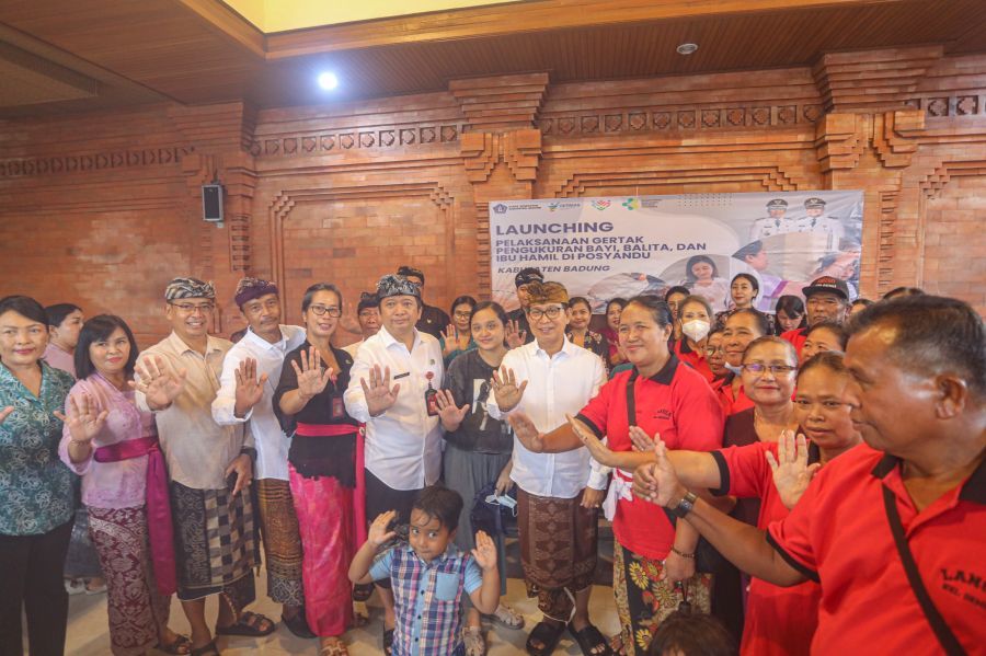 Bupati Badung I Wayan Adi Arnawa melaksanakan Launching Gerakan Serentak Pencegahan Stunting yang dirangkaikan dengan Gerakan Pengukuran Bayi, Balita, dan Ibu Hamil di Banjar Pande, Kelurahan Sempidi, Mengwi, Badung, Bali, Kamis (6/11/2025). (foto/adi)