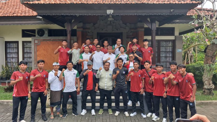 Bupati Badung I Wayan Adi Arnawa resmi melepas tim sepak bola PS Badung untuk berlaga dalam kompetisi Liga 4 Nasional di Rumah Jabatan Bupati Badung, Bali, Rabu (27/5/2026). (foto/adi)