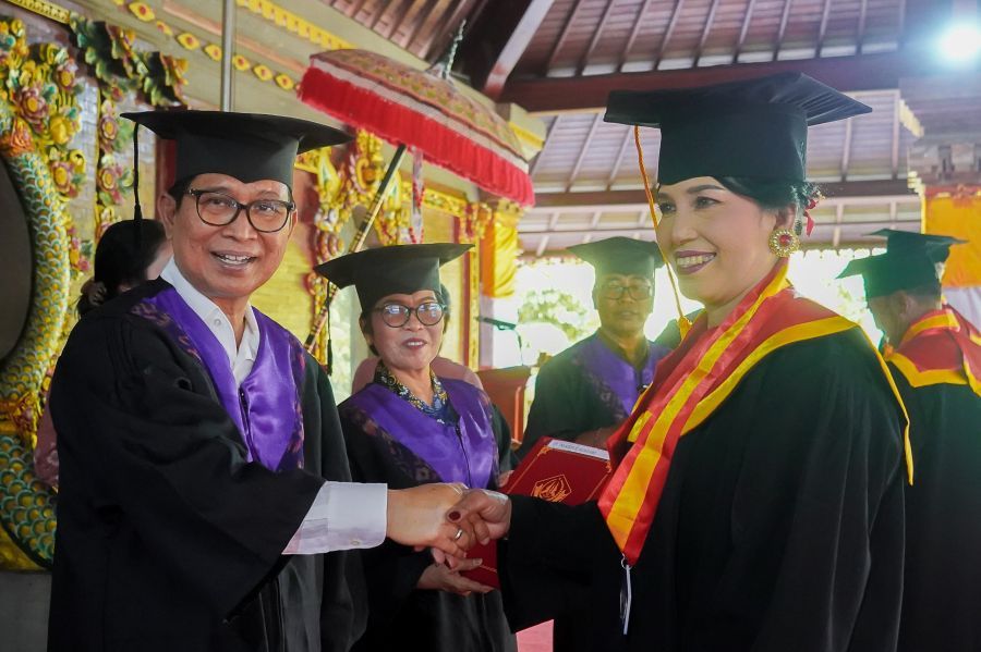 Bupati Badung I Wayan Adi Arnawa saat acara Wisuda Angkatan I Lansia Werdha Winangun Urip Desa Dalung, Kecamatan Kuta Utara, di Wantilan Widya Mandala Desa Adat Dalung, Badung, Bali, Senin (10/11/2025). (foto/adi)