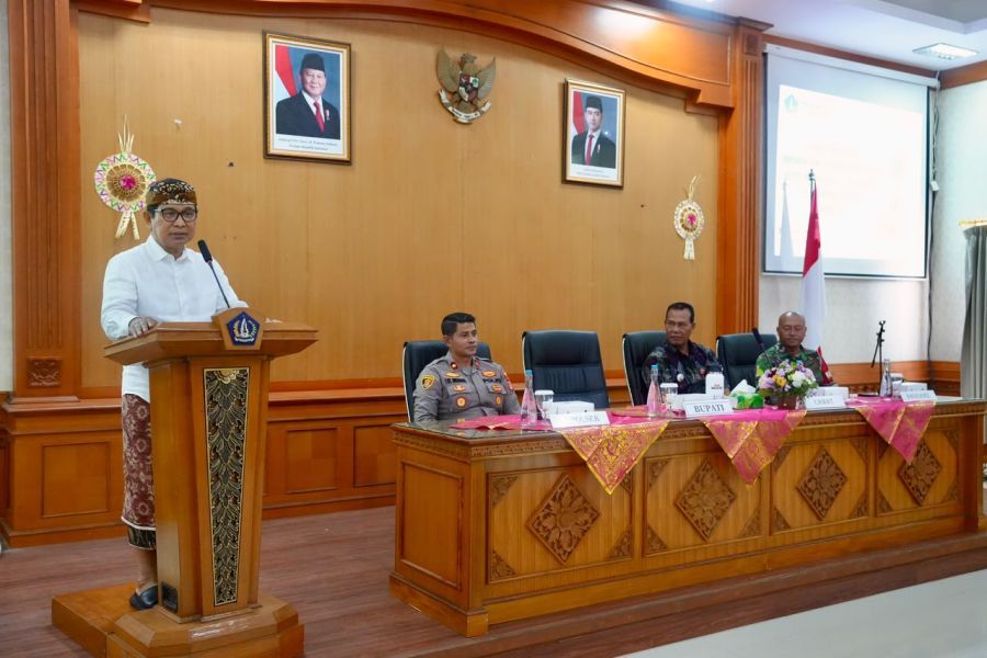 Bupati Badung I Wayan Adi Arnawa saat membuka Bimtek Peningkatan Kapasitas bagi Kaling dan Kelian Banjar Dinas se-Kecamatan Kuta Utara di Ruang Rapat Kantor Camat Kuta Utara, Badung, Bali, Selasa (18/8/2026). (foto/adi)