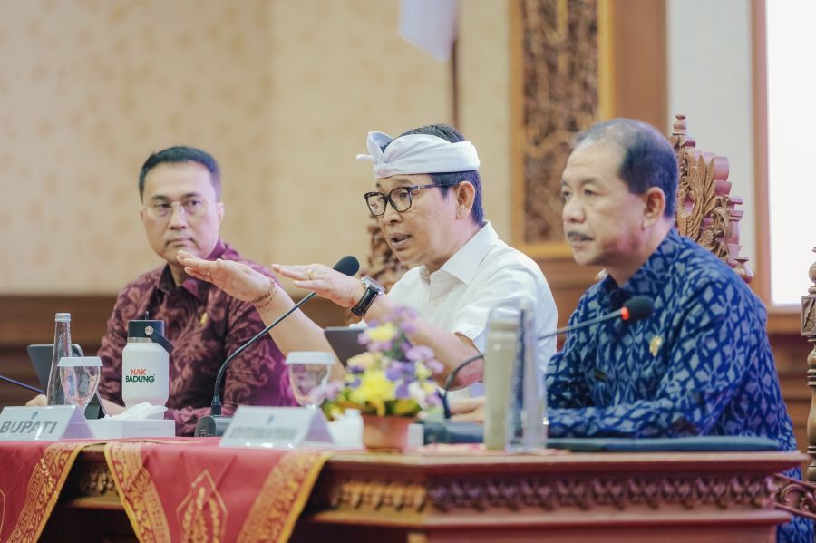 Bupati Badung I Wayan Adi Arnawa didampingi Sekda Surya Suamba dan Asisten II Made Agus Aryawan saat rapat Evaluasi Progres dan Hasil Pengendalian Program/Kegiatan APBD Kabupaten Badung Tahun Anggaran 2026 di Ruang Rapat Kertha Gosana, Puspem Badung, Bali, Selasa (20/10/2026). (foto/adi)