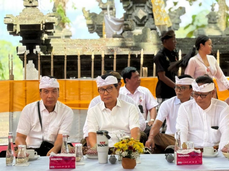 Bupati Badung I Wayan Adi Arnawa saat hadiri Karya Maligia Punggel yang dirangkaikan dengan nyekah massal di Griya Agung Banjar Aseman, Desa Abiansemal, Badung, Bali, Rabu (15/4/2026). (foto/adi)