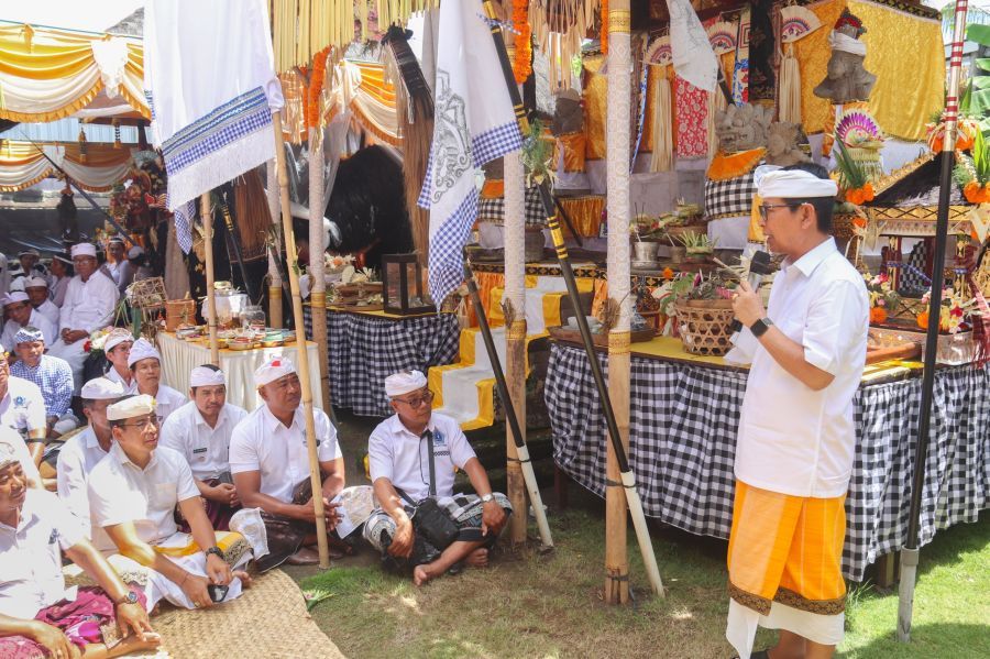 podiumnews.com-Bupati Badung Nyumpangin Sekar Pralingga Ida Bhatara di Pura Kayu Putih