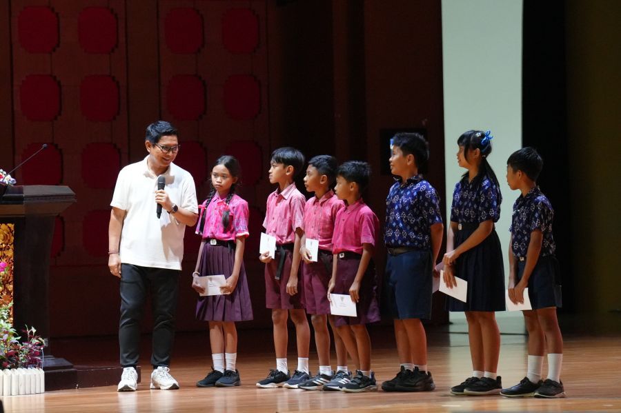 Bupati Badung I Wayan Adi Arnawa bersama Ketua PSBS Badung, Nyonya Rasniathi Adi Arnawa saat acara Sosialisasi PSBS “Akselerasi Badung Menuju Mandiri Badung” di Balai Budaya Giri Nata Mandala, Puspem Badung, Bali, Jumat (9/10/2026). (foto/adi)