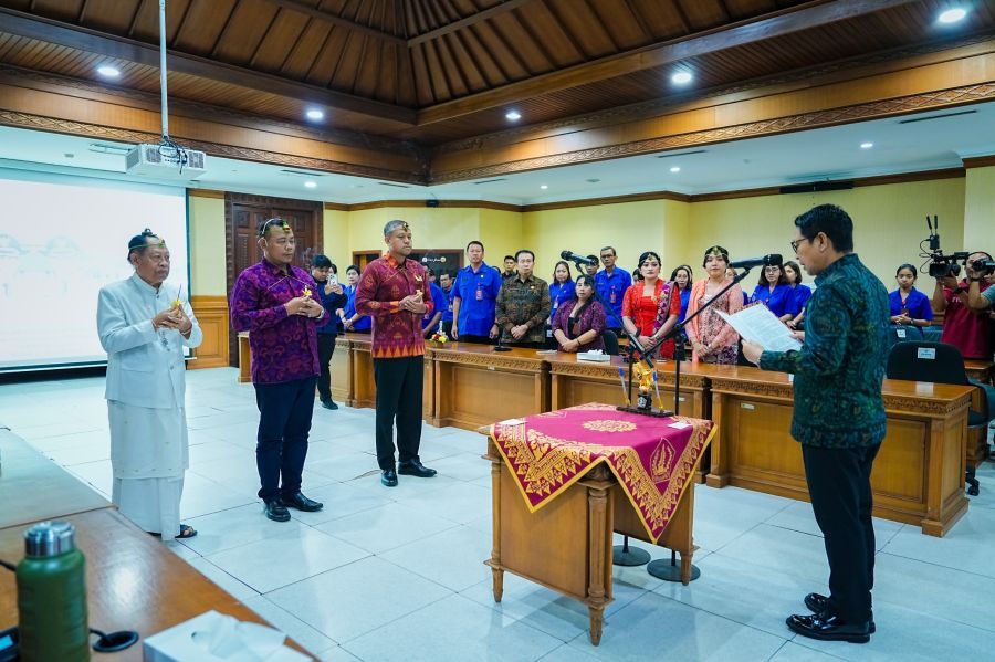 Bupati Badung, I Wayan Adi Arnawa dan Wabup Bagus Alit Sucipta mengambil sumpah jabatan dan melantik Direksi Perumda Pasar dan Pangan Mangu Giri Sedana Kabupaten Badung periode 2026-2031, di Ruang Kriya Gosana, Puspem Badung, Bali, Selasa (27/1/2026). (foto/adi)