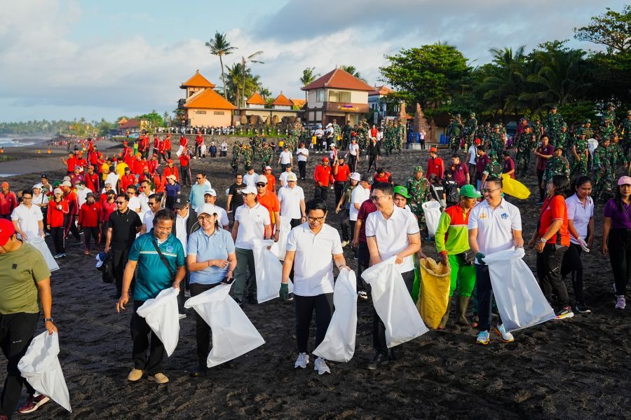 Bupati Badung I Wayan Adi Arnawa saat memimpin langsung kegiatan gotong-royong pembersihan lingkungan (korve) di kawasan Pantai Munggu, Mengwi, Badung, Bali, Jumat (13/3/2026). (foto/adi)