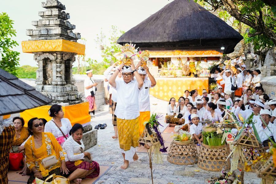 podiumnews.com-Bupati Badung Pimpin Matur Piuning di Pura Luhur Uluwatu