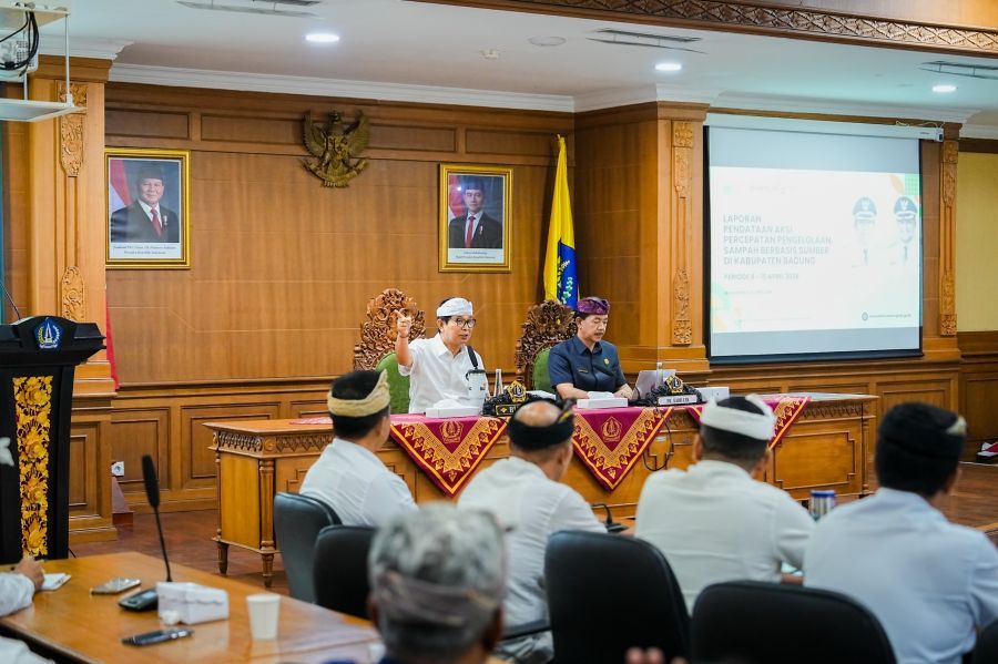 Bupati Badung I Wayan Adi Arnawa memimpin rapat pembahasan laporan kinerja sektoral serta evaluasi ASPER PSBS bertempat Ruang Rapat Kriya Gosana, Puspem Badung, Bali, Kamis (16/4/2026). (foto/adi)