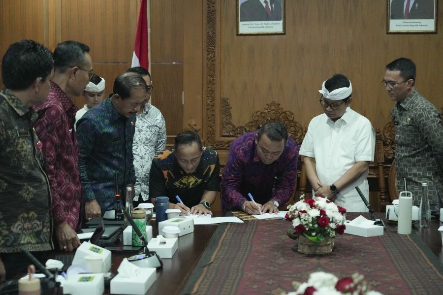 Bupati Badung I Wayan Adi Arnawa memimpin rapat HLM terkait upaya mewujudkan ketahanan pangan dan pengendalian inflasi menjelang hari besar keagamaan di ruang rapat Nayaka Gosana I, Puspem Badung, Bali, Selasa (19/5/2026). (foto/adi)