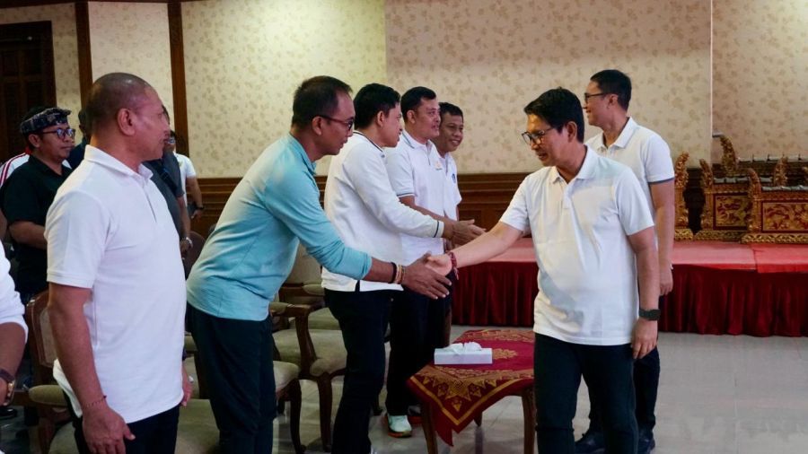 Bupati Badung I Wayan Adi Arnawa saat memimpin rapat Laporan Pendataan ASPER PSBS di Kabupaten Badung, periode 8-12 Maret 2026 di Puspem Badung, Bali, Jumat (13/3/2026). (foto/adi)