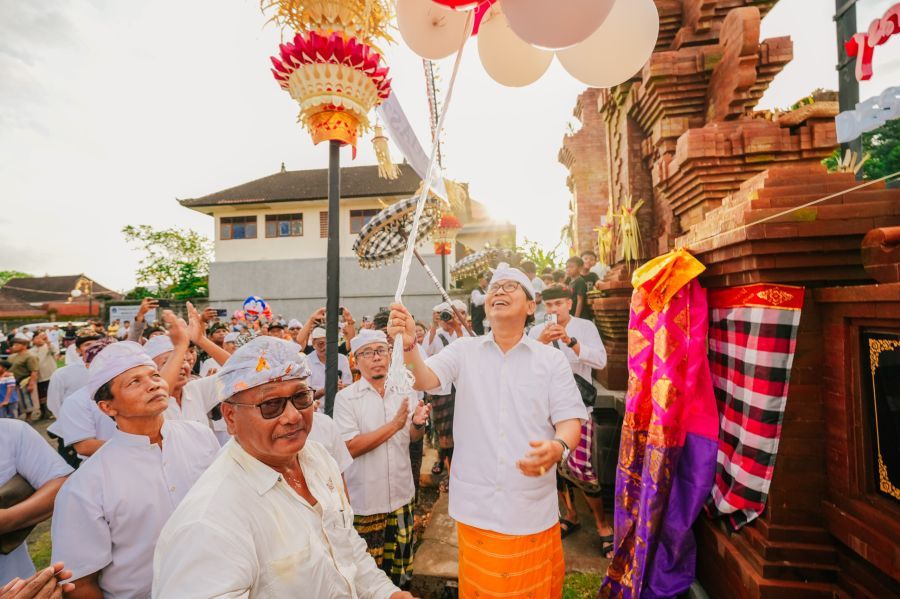 Bupati Badung I Wayan Adi Arnawa saat meresmikan Lapangan dan Taman Desa Adat Ida I Gusti Ngurah Gde Abian, Desa Adat Angantaka, Abiansemal, Badung, Bali, Selasa (3/3/2026). (foto/adi)