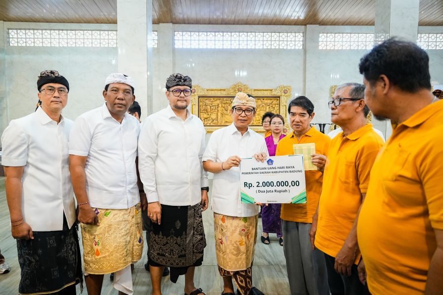 Bupati Badung I Wayan Adi Arnawa bersama Wabup Bagus Alit Sucipta menyerahkan Bantuan Sosial menjelang Hari Waisak sebesar Rp 2 juta per KK kepada umat Buddha ber-KTP Badung di Balai Serba Guna Dharma Semadhi, Vihara Dharmayana, Kelurahan/Kecamatan Kuta, Badung, Bali, Kamis (28/5/2026). (foto/adi)