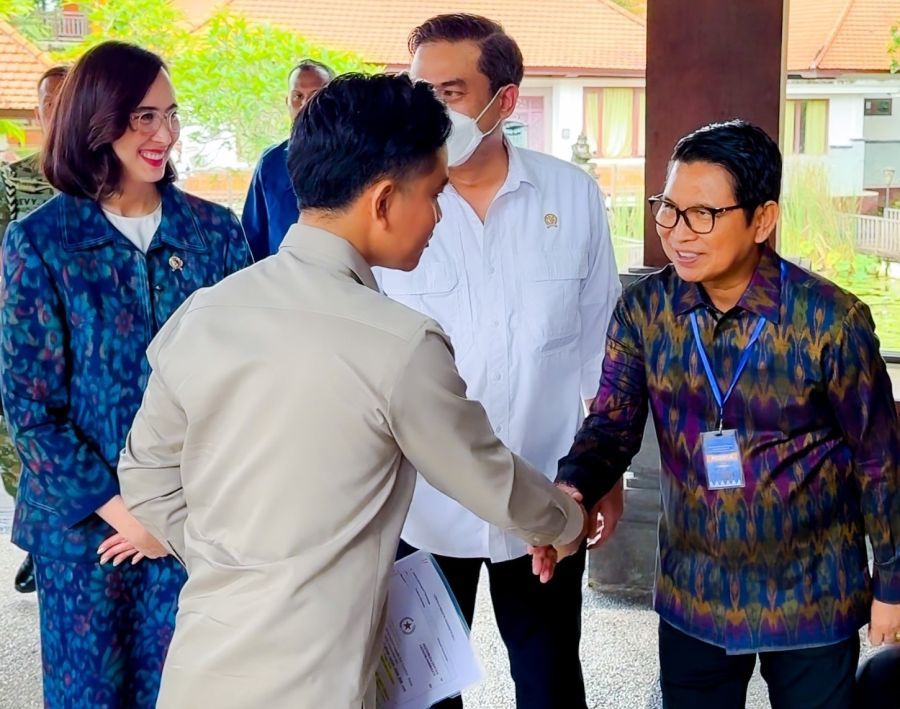 Bupati Badung I Wayan Adi Arnawa saat menyambut kunjungan kerja Wakil Presiden RI, Gibran Rakabuming Raka, ke Provinsi Bali di Gedung Widyatula, Politeknik Pariwisata Bali, Kampial, Nusa Dua, Badung, Bali, Jumat (13/2/2026). (foto/adi)