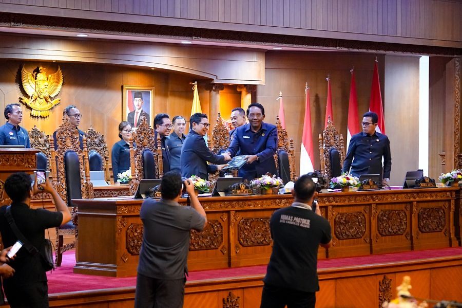 Bupati Badung I Wayan Adi Arnawa saat Rapat Paripurna DPRD Kabupaten Badung Masa Persidangan Kedua Tahun Sidang 2025-2026, di Ruang Sidang Utama Gosana, Sekretariat DPRD Kabupaten Badung, Bali, Selasa (31/3/2026). (foto/adi)