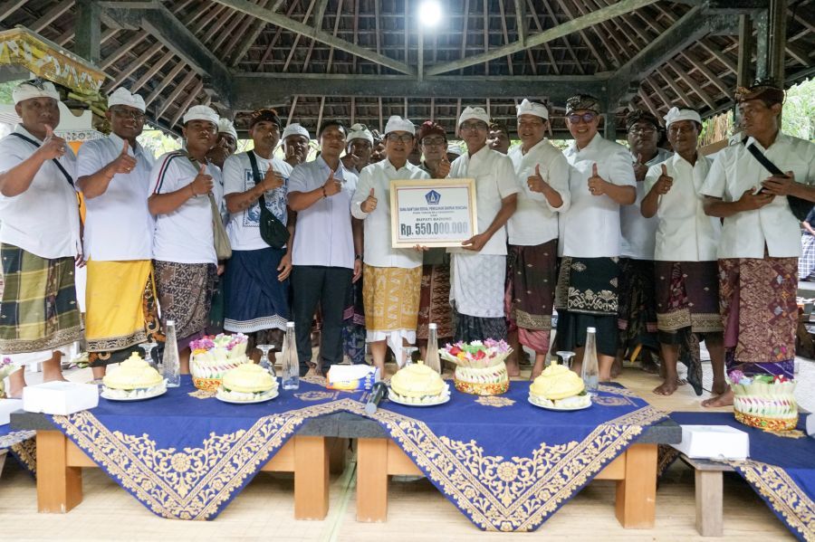 podiumnews.com-Bupati Badung Serahkan Bantuan Terdampak Bencana Pura Taman Beji Magendra