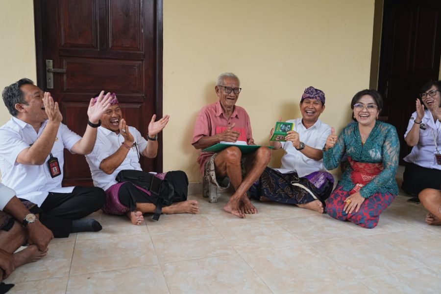 Bupati Badung, I Wayan Adi Arnawa dan Ketua TP. PKK Badung Nyonya Rasniathi saat berikan penghargaan dan serahkan akta kelahiran kepada I Wayan Siteng (101 tahun), warga Banjar Suluban, Desa Pecatu, Kuta Selatan, Badung, Bali, Rabu (28/1/2026). (foto/adi)