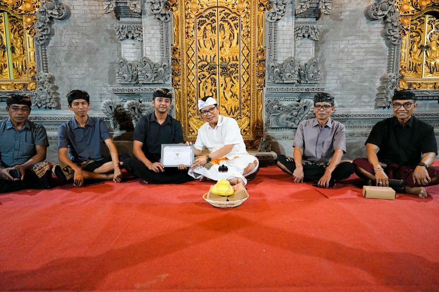 Bupati Badung I Wayan Adi Arnawa menyerahkan Piagam Penghargaan Tertib Administrasi Pengurusan Akta Kematian dan KK di Lingkungan Karang Suwung, Kelurahan Sading, Mengwi, Badung, Bali, Kamis (30/7/2026). (foto/adi)