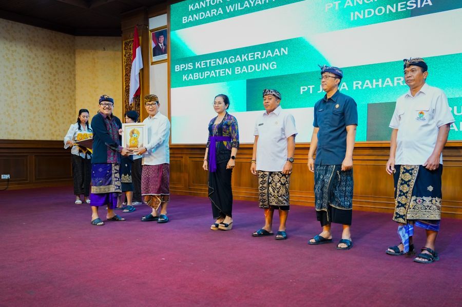 podiumnews.com-Bupati Badung Serahkan Penghargaan TJSP Kepada 94 Perusahaan