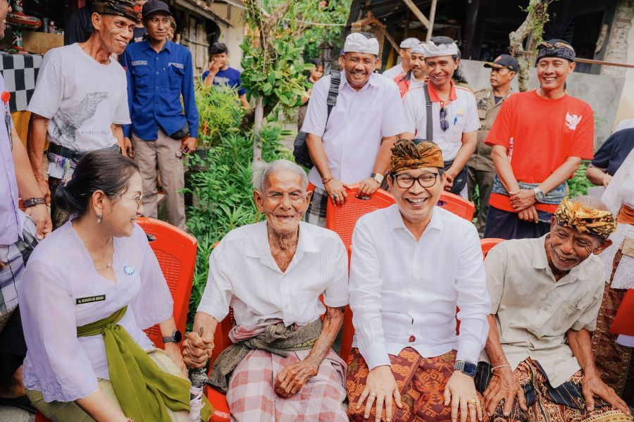 podiumnews.com-Bupati Badung Serahkan Penghargaan Usia Harapan Hidup 75 Tahun