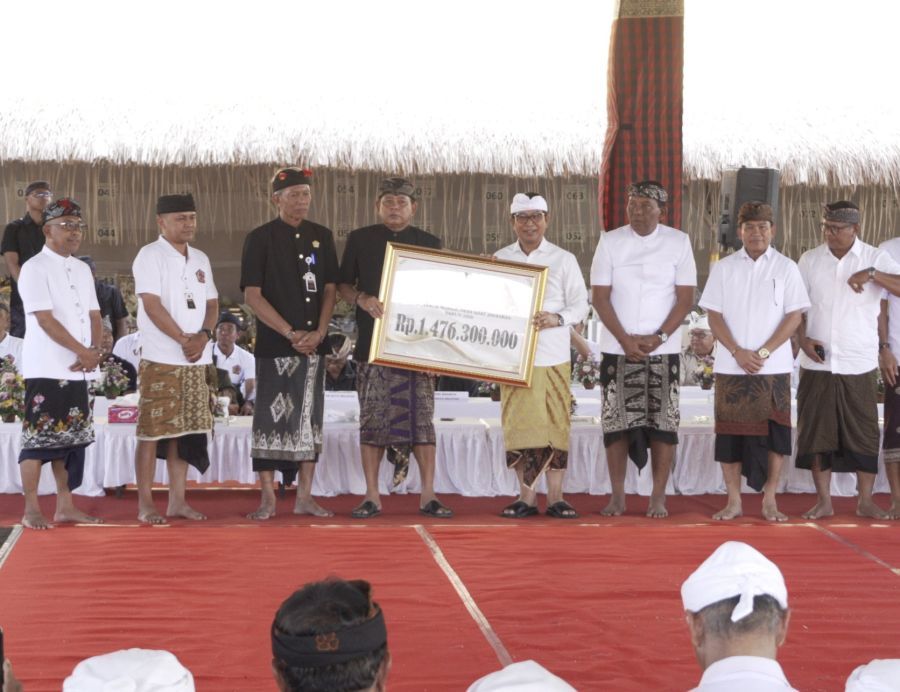 podiumnews.com-Bupati Badung Serahkan Rp1,4M untuk Karya Agung di Desa Adat Jimbaran