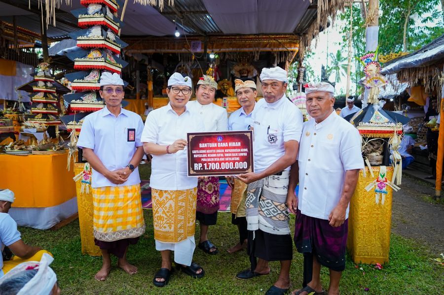 Bupati Badung menyerahkan bantuan Rp1,7 miliar untuk mendukung pelaksanaan Karya Agung di Desa Adat Batu Lantang. (foto/sukadana)