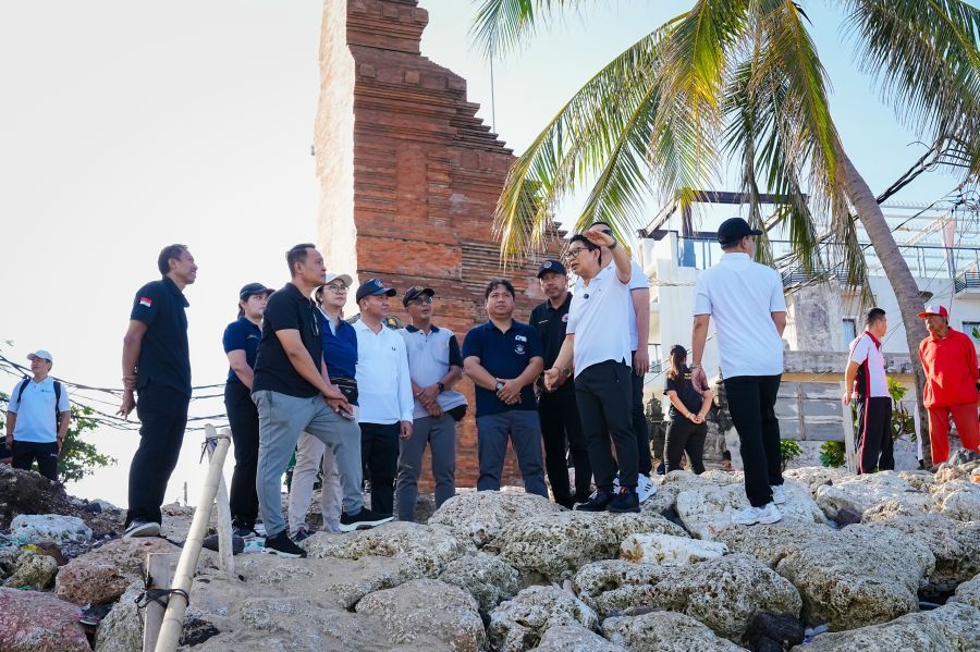 Bupati Badung I Wayan Adi Arnawa saat meninjau langsung kondisi lapangan usai kegiatan Kurve Pengawasan dan Penegakan Hukum Lingkungan di Kelurahan Kuta, Kecamatan Kuta, Badung, Bali, Jumat (8/5/2026). (foto/adi)