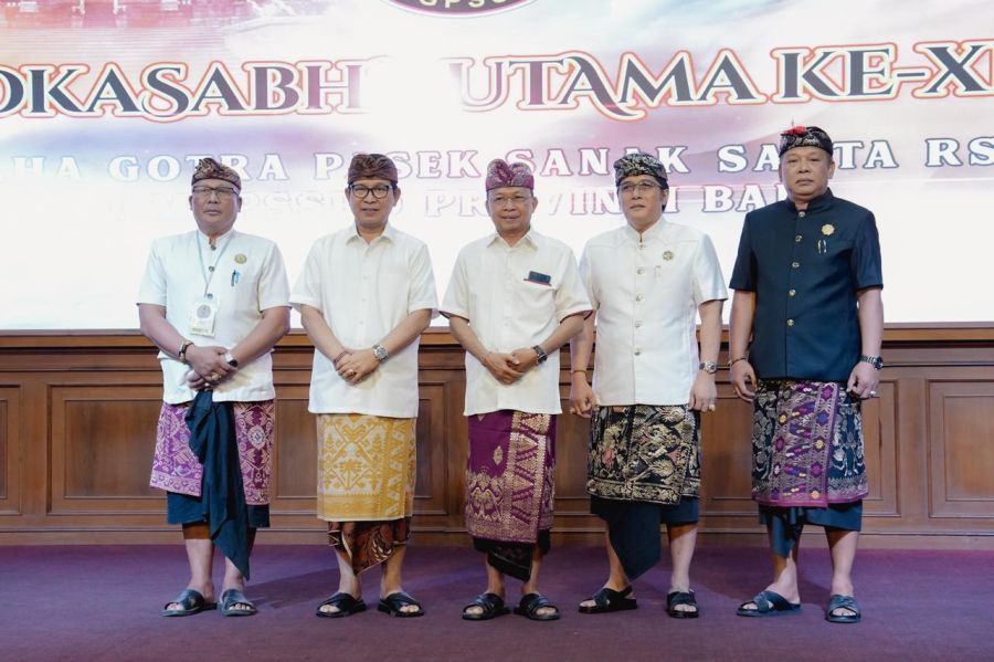 Bupati Badung I Wayan Adi Arnawa menghadiri Pesamuan Agung Lokasabha XII MGPSSR Provinsi Bali di Puspem Badung, Minggu (21/12/2025). (foto/sukadana)