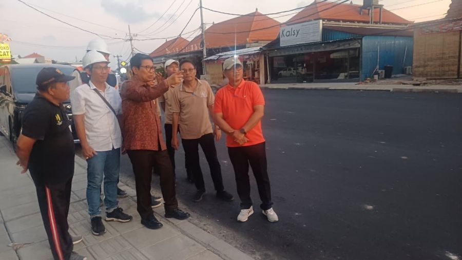 Bupati Badung I Wayan Adi Arnawa saat meninjau ruas jalan di wilayah Kabupaten Badung, Bali, belum lama ini. (foto/adi)